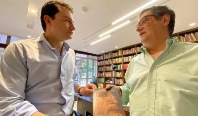  El rector de la Uninorte le entregó un ejemplar del Davinci de Isacson al Contralor, edición que la Universidad promueve entre sus estudiantes.