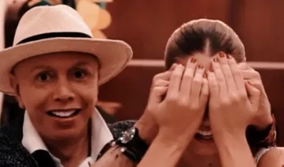 El diseñador Alfredo Barraza y la Reina del Carnaval Isabella Chams.