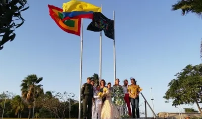 Al izar la bandera del Carnaval