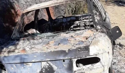 Uno de los vehículos quemados.