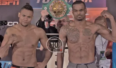 Eleider Álvarez y Michael Seals durante el pesaje. 