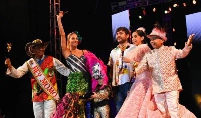 Los reyes del Carnaval con las llaves de la ciudad, cetros y bastones de mando, entregados por el Alcalde Jaime Pumarejo.