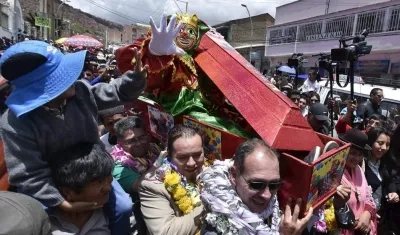 El persona de carnaval Pepino recorre las calles en su ataúd este domingo, en La Paz (Bolivia). 