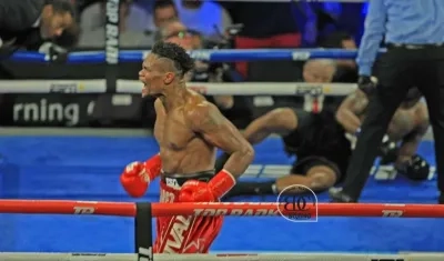 Elider Álvarez celebra su nocaut. 