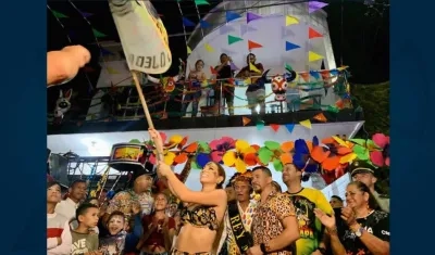 La Reina Isabella izando la bandera.