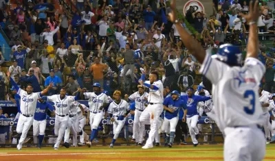 Momento de la carrera ganadora anotada por Ercik Aybar. 