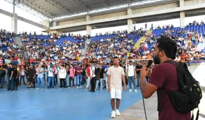 Estudiantes congregados en el coliseo de la sede norte.