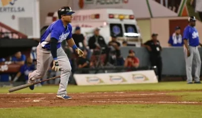 Donovan Solano, tras conectar un hit con los Tigres del Licey. 