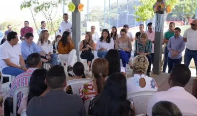 La Gobernadora Elsa Noguera, con la comunidad de Piojó en el parque Villa Ledis.