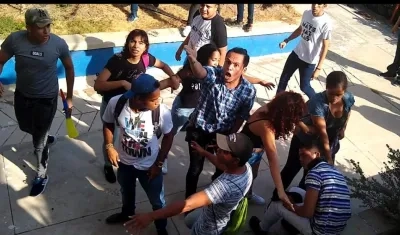 Uno de los lesionados auxiliado por otros estudiantes.