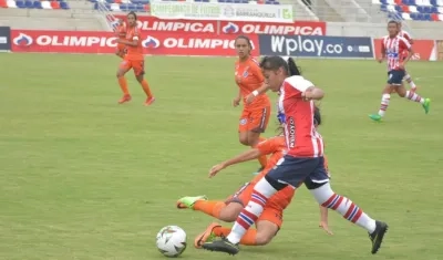 Iranis Centeno en plena acción de juego. 