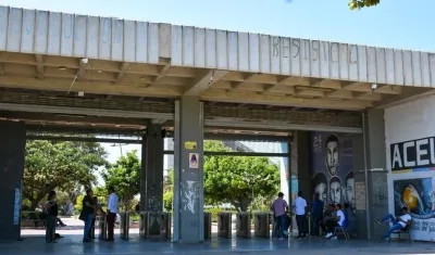 Entrada de la Universidad con las puertas abiertas.
