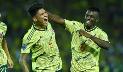 Jorge Carrascal celebrando el golazo de la noche con Edwuin Cetré.