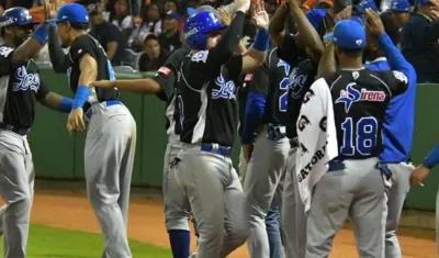 Donovan Solano festeja con sus compañeros. 