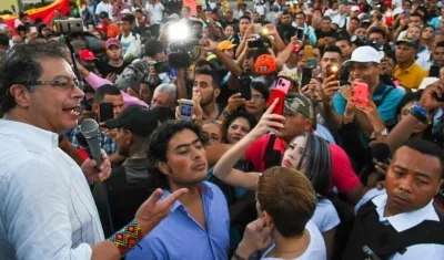 Gustavo Petro con su hijo Nicolás Petro durante el cacerolazo.
