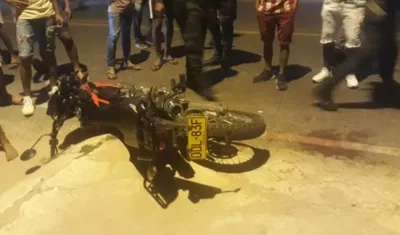 Moto en la que iban los dos jóvenes que resultaron gravemente heridos.