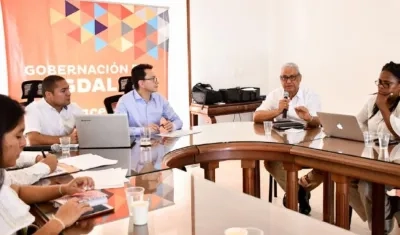 Gobernador Carlos Caicedo en el seguimiento al PAE.