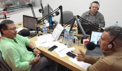 El senador Gustavo Petro y el periodista Jorge Cura.