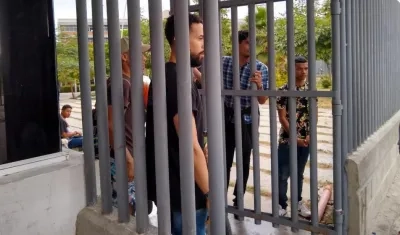 Los tomistas en unas de las entradas de UniAtlántico.