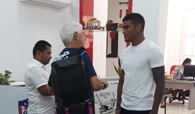 Rafael Pérez se despide de Julio Comesaña. 