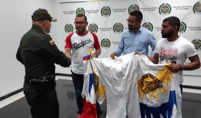 David De la Hoz, recibiendo el disfraz de manos del general Ricardo Alarcón