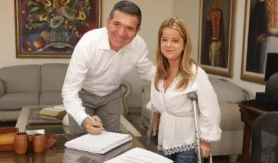 Julio César Novoa Fontalvo y la Gobernadora Elsa Noguera.