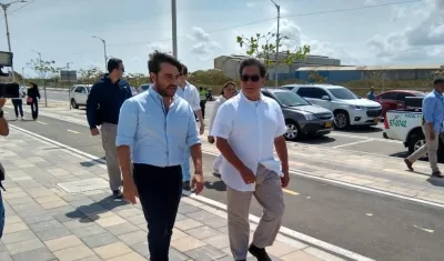El alcalde de Barranquilla, Jaime Pumarejo, pasea por el gran Malecón del Río con el ministro de Hacienda, Alberto Carrasquilla.