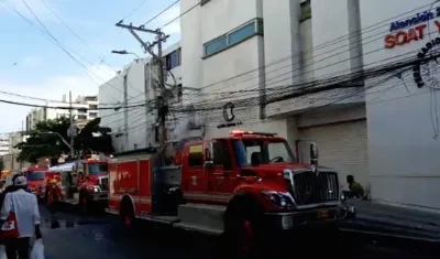 Bomberos en la Clínica Centro de Barranquilla.