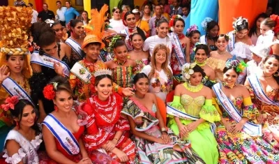 Reinas de los diferentes departamentos del Atlántico junto a la Gobernadora Elsa Noguera.