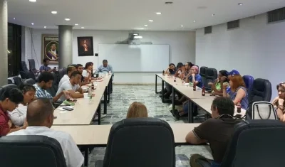 Roberto Figueroa, al fondo a la izquierda en la reunión de Gobernadora Elsa Noguera.