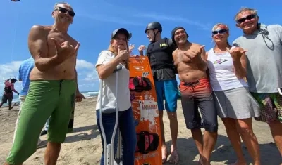 La Gobernadora Elsa Noguera con practicantes de deportes náuticos.