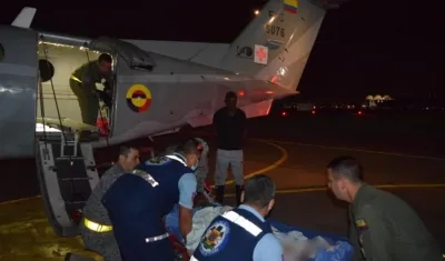 Un avión de la Fuerza Aérea trasladó al niño a Cali.