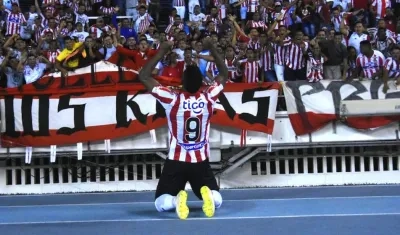 Miguel Ángel Borja celebrando su primer gol oficial con el Junior.