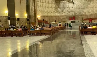 El grupo de estudiantes dentro de la Catedral.