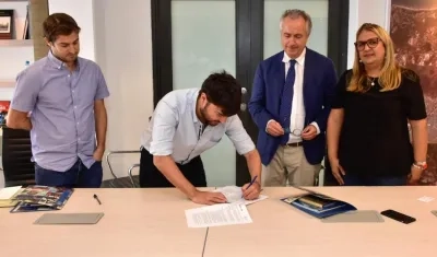 El Alcalde Jaime Pumarejo suscribiendo el convenio.