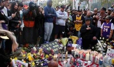 Fanáticos de Kobe Bryant rindiéndole homenaje póstumo.