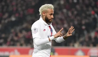 Neymar hace el gesto del '24', número de Kobe Bryant. 