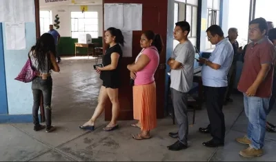 Ciudadanos acudiendo a votar.