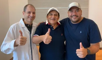 El cantante Poncho Zuleta junto a su médico y mánager.