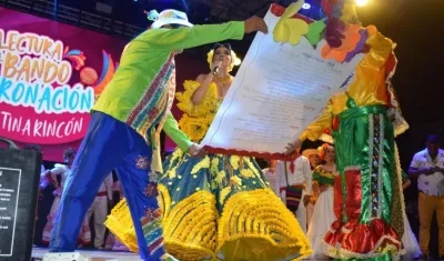 La Reina del Carnaval de Galapa Katina Rincón leyendo su Bando.