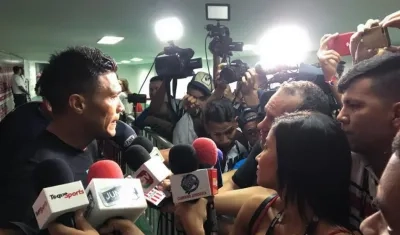 Periodistas entrevista a Teófilo Gutiérrez en la zona mixta. 