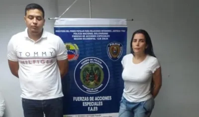 Aida Merlano y su acompañante, con las pelucas y demás elementos incautados.