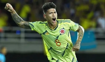 Jorge Carrascal celebrando el empate de la tricolor.