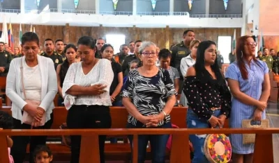 Familiares de policías muertos en atentado en San José