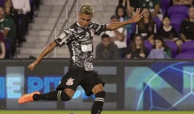 Víctor Cantillo entrena con el Corinthians. 