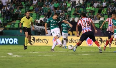 Agustín Palavecino remata al arco 'tiburón' ante la marca de Jeison Angulo.