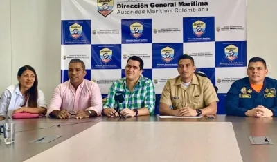 Funcionarios de la Dimar.