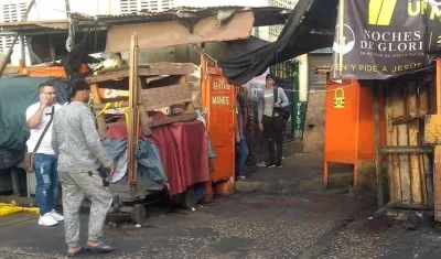 La mujer quedó tendida en la vía pública.