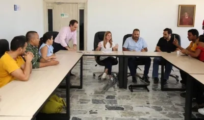 La Gobernadora Elsa Noguera De la Espriella presidiendo la mesa para firmar el acuerdo.