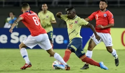 El atacante Edwuin Cetré eludiendo la marca de Nicolás Ramírez